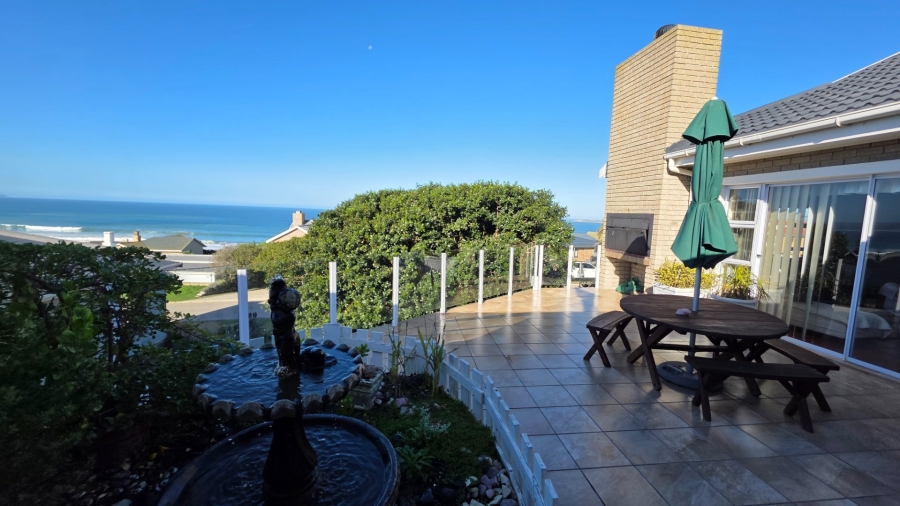 4 Bedroom Property for Sale in Boggomsbaai Western Cape